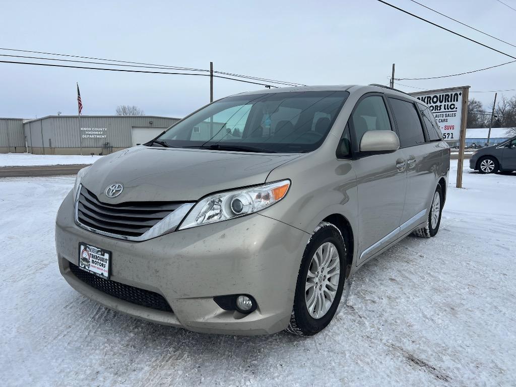 2015 Toyota Sienna XLE's photo